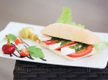 Ciabatta mit Tomazen, Mozzarella & Pesto – X-Bar – Strandbar am Millstaetter See beim Sporthotel ROYAL X – Urlaub in Kärnten am See – Seevilla Leitner – Ferienhaus am Millstätter See