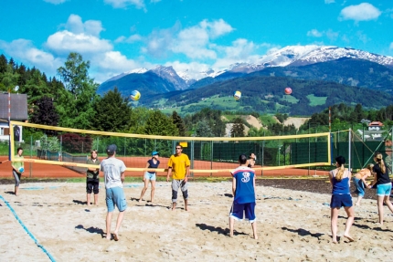 Beachvolleyball spielen beim Sporthotel ROYAL X – Sporturlaub am Millstätter See – Urlaub in Kärnten am See