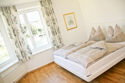 Seevilla Cattina – Schlafzimmer im Appartement Wasserlilie – Appartements am Millstätter See – Urlaub in Kärnten am See