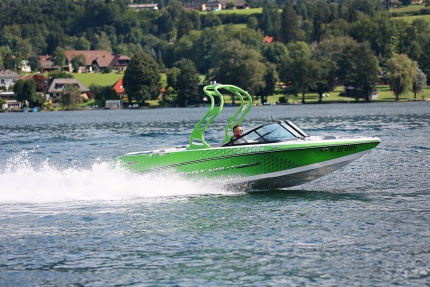 Sportmotorboot am Millstätter See beim Sporthotel ROYAL X – Urlaub im Ferienhaus – Ferienhaus am See – Seevilla Leitner – Urlaub in Kärnten am See