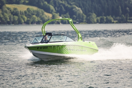 Sportmotorboot am Millstätter See beim Sporthotel ROYAL X – Urlaub im Ferienhaus – Ferienhaus am See – Seevilla Leitner – Urlaub in Kärnten am See