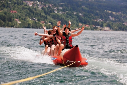 Bananaboat fahren am Millstätter See beim Sporthotel ROYAL X – Urlaub im Ferienhaus – Ferienhaus am See – Seevilla Leitner – Urlaub in Kärnten am See