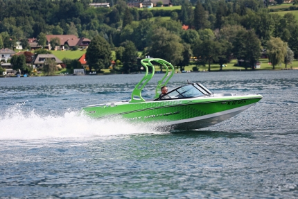 Motorboot am Millstätter See beim Sporthotel ROYAL X – Urlaub im Ferienhaus – Ferienhaus am See – Seevilla Leitner – Urlaub in Kärnten am See