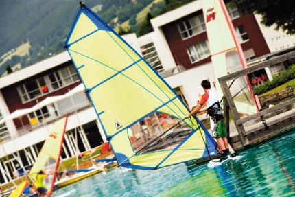 Windsurfen am Millstätter See beim Sporthotel ROYAL X – Urlaub im Ferienhaus – Ferienhaus am See – Seevilla Leitner – Urlaub in Kärnten am See