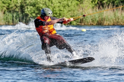 Wakeboarden am Millstätter See beim Sporthotel ROYAL X – Urlaub im Ferienhaus – Ferienhaus am See – Seevilla Leitner – Urlaub in Kärnten am See