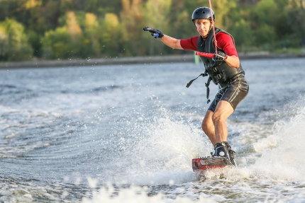 Wakeboarden am Millstätter See beim Sporthotel ROYAL X – Urlaub im Ferienhaus – Ferienhaus am See – Seevilla Leitner – Urlaub in Kärnten am See