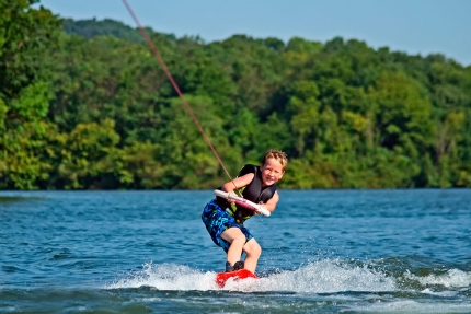 Wakeboarden am Millstätter See beim Sporthotel ROYAL X – Urlaub im Ferienhaus – Ferienhaus am See – Seevilla Leitner – Urlaub in Kärnten am See