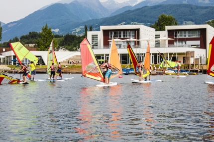 Windsurfen am Millstätter See beim Sporthotel ROYAL X – Urlaub im Ferienhaus – Ferienhaus am See – Seevilla Leitner – Urlaub in Kärnten am See