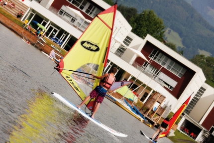 Windsurfen am Millstätter See beim Sporthotel ROYAL X – Urlaub im Ferienhaus – Ferienhaus am See – Seevilla Leitner – Urlaub in Kärnten am See