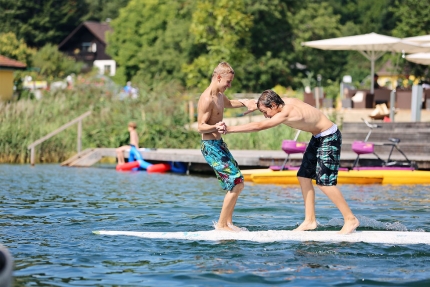 Windsurfen am Millstätter See beim Sporthotel ROYAL X – Urlaub im Ferienhaus – Ferienhaus am See – Seevilla Leitner – Urlaub in Kärnten am See